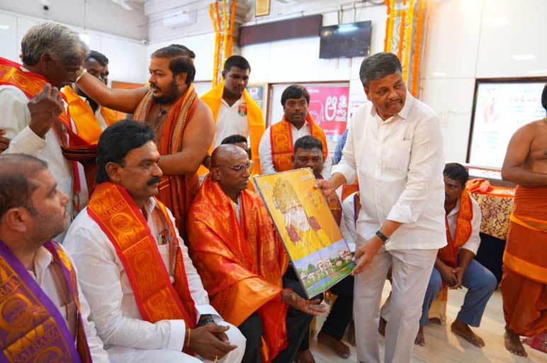 Visit of Shri R. S. Praveen Kumar Garu to Sai Sannidhi